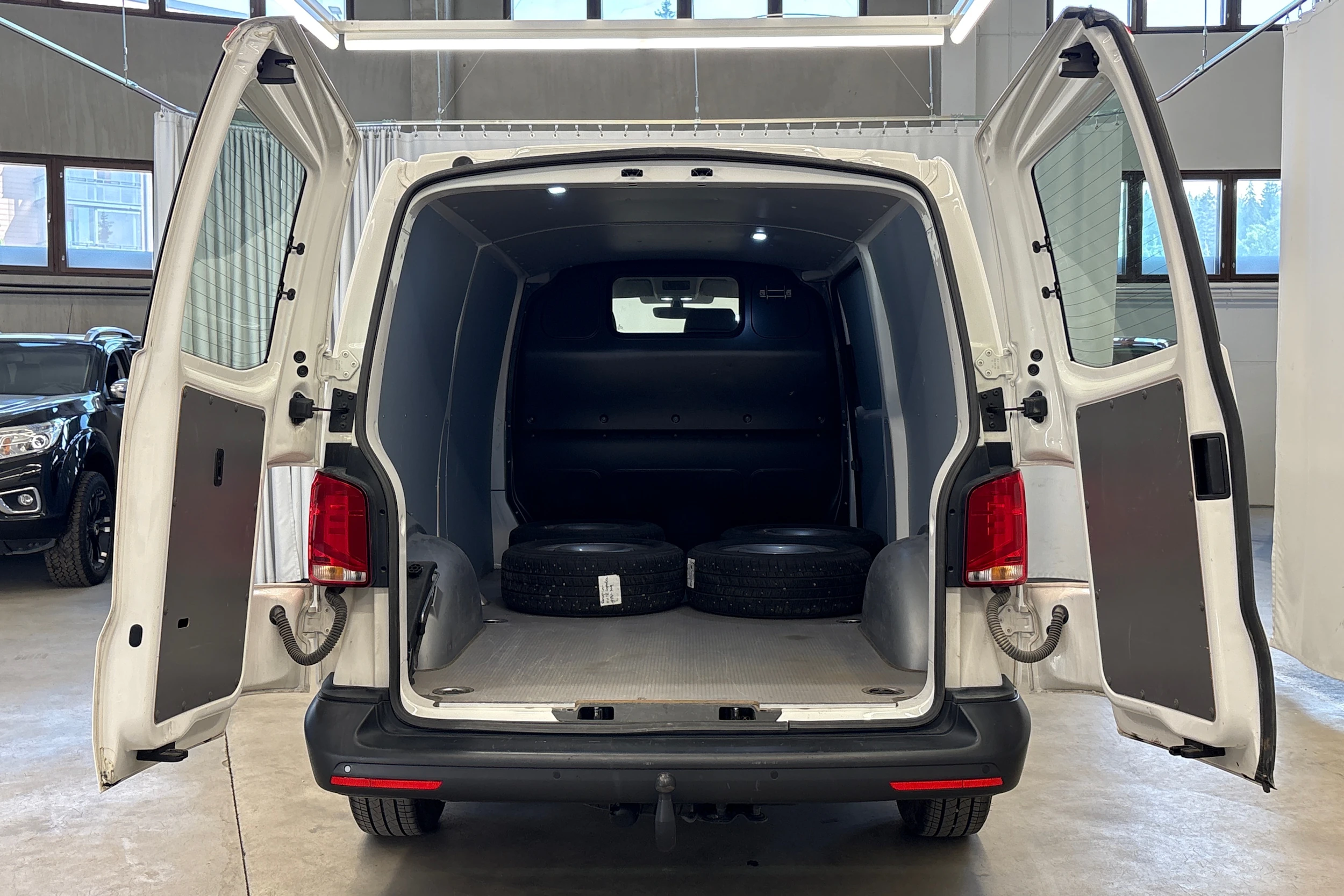 valkoinen Volkswagen Transporter 2024 kuva 16.