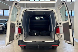 valkoinen Volkswagen Transporter 2024 kuva 16.