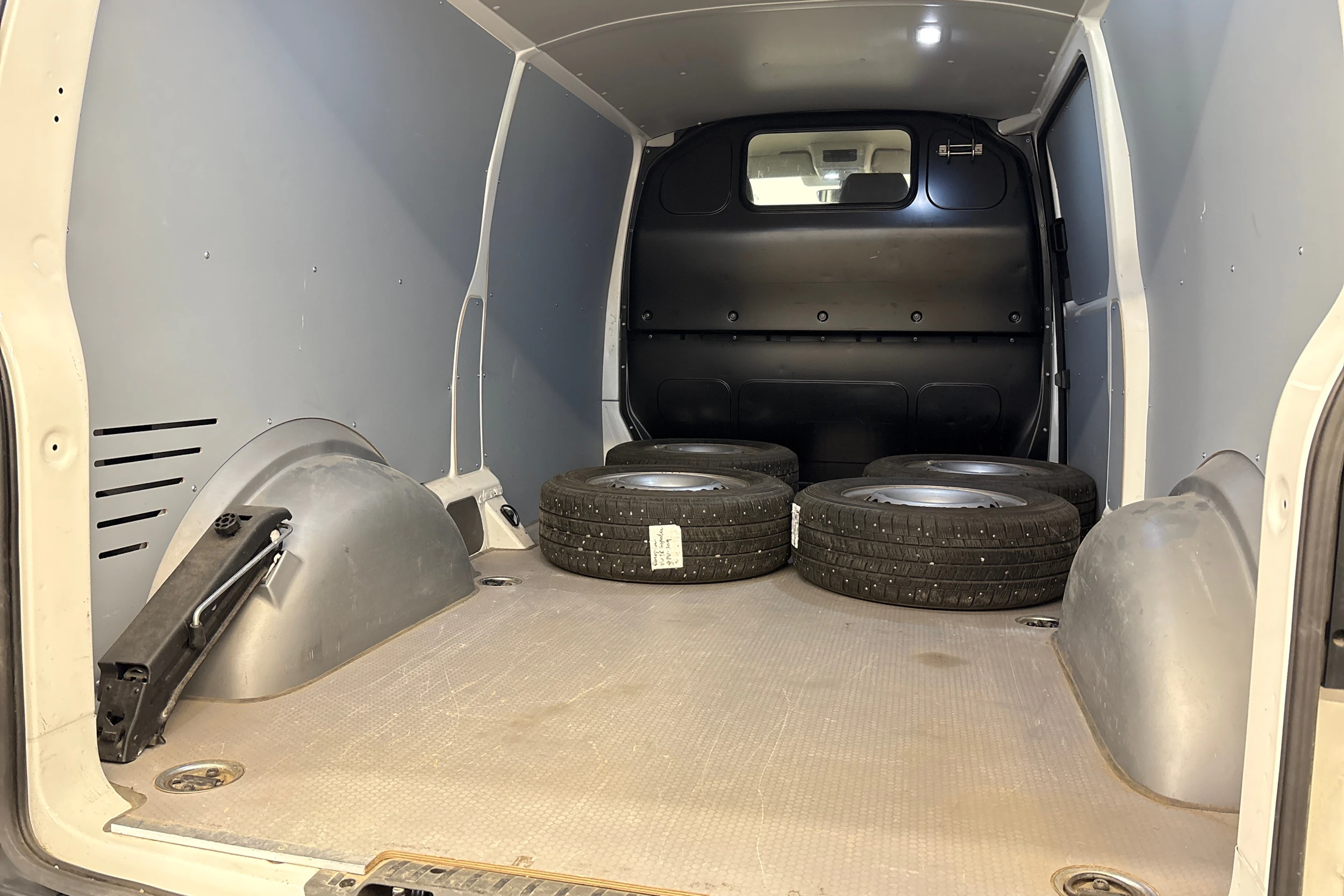 valkoinen Volkswagen Transporter 2024 kuva 17.