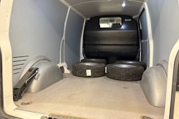 valkoinen Volkswagen Transporter 2024 kuva 17.