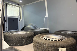valkoinen Volkswagen Transporter 2024 kuva 18.