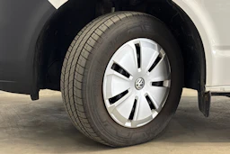 valkoinen Volkswagen Transporter 2024 kuva 19.
