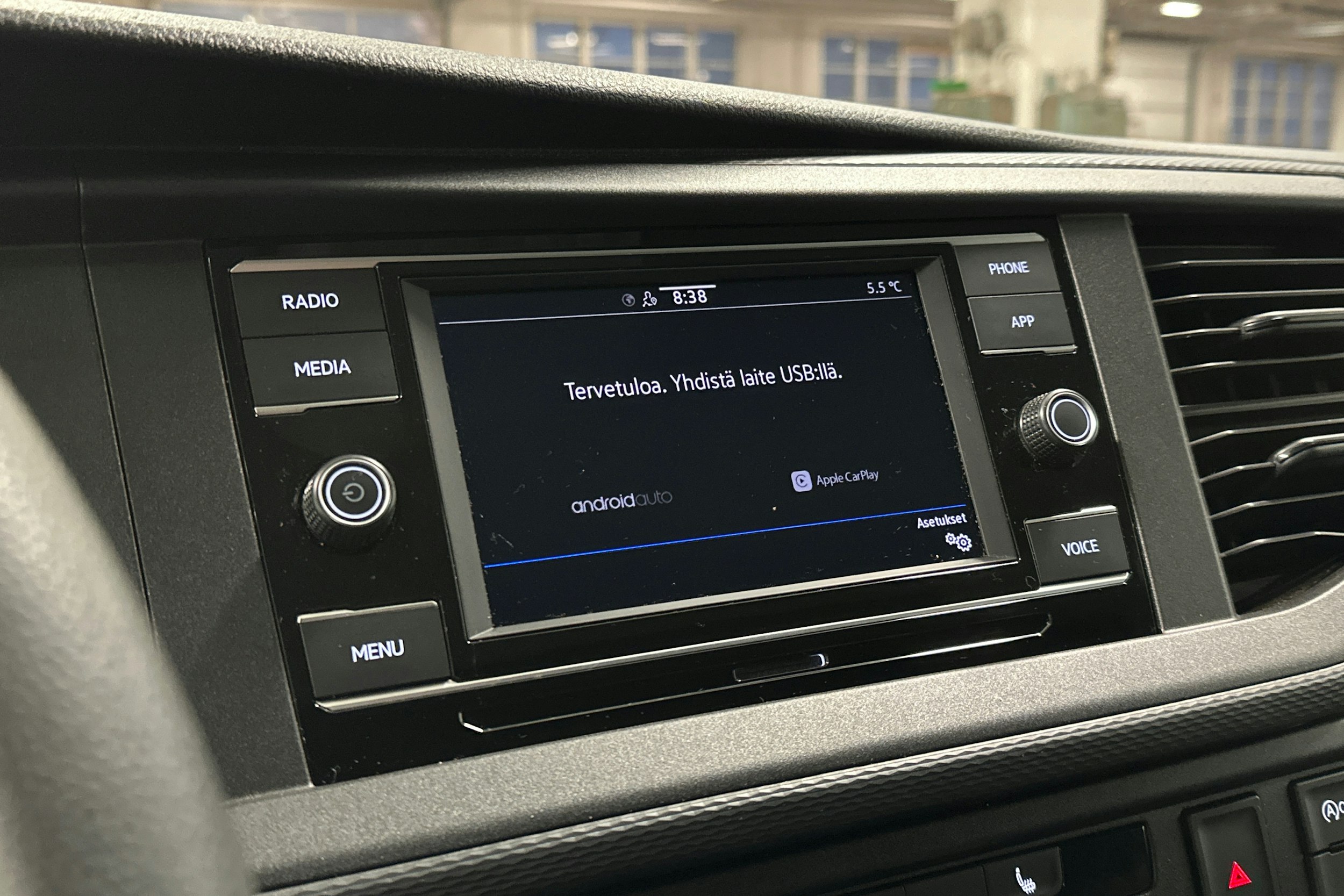 valkoinen Volkswagen Transporter 2024 kuva 15.