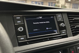 valkoinen Volkswagen Transporter 2024 kuva 15.