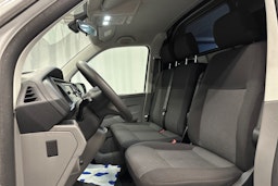 valkoinen Volkswagen Transporter 2024 kuva 18.
