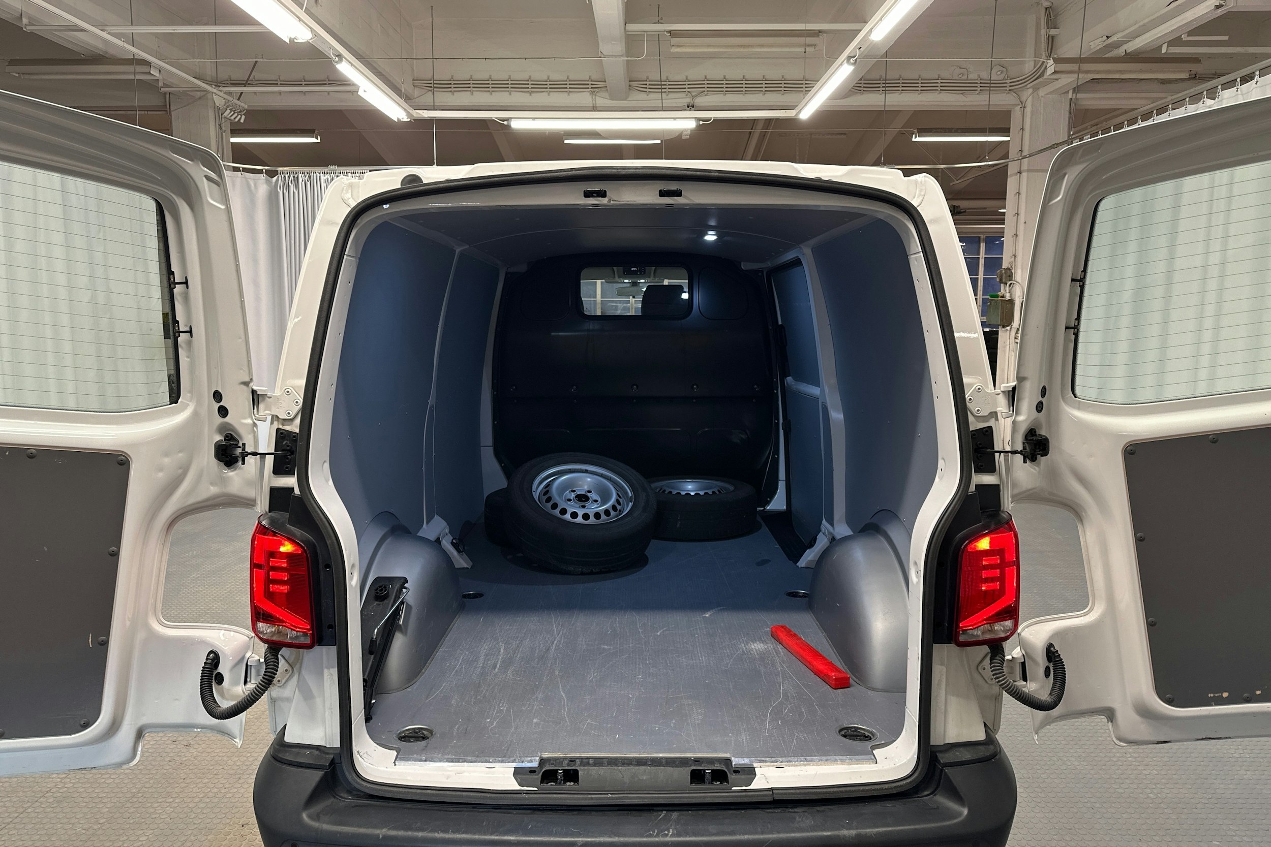 valkoinen Volkswagen Transporter 2024 kuva 19.