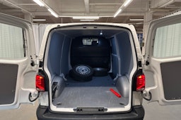 valkoinen Volkswagen Transporter 2024 kuva 19.