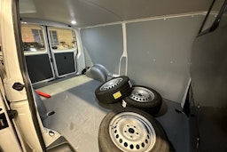 valkoinen Volkswagen Transporter 2024 kuva 20.