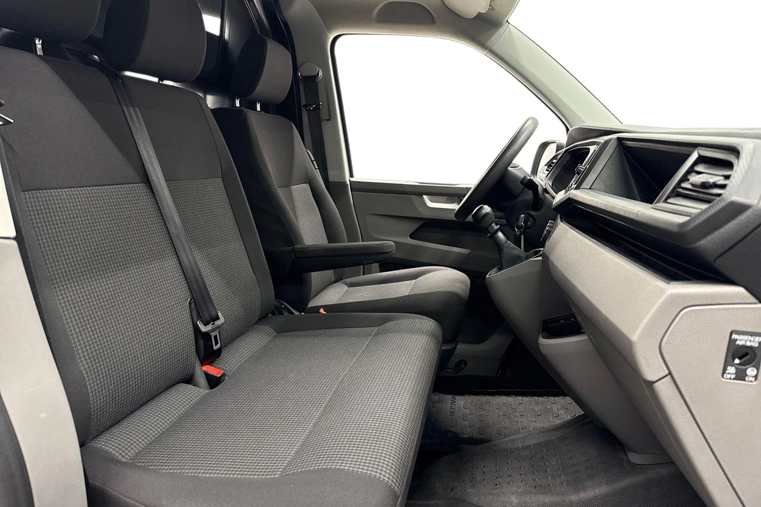 valkoinen Volkswagen Transporter 2024 kuva 11.