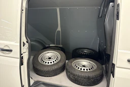 valkoinen Volkswagen Transporter 2024 kuva 13.