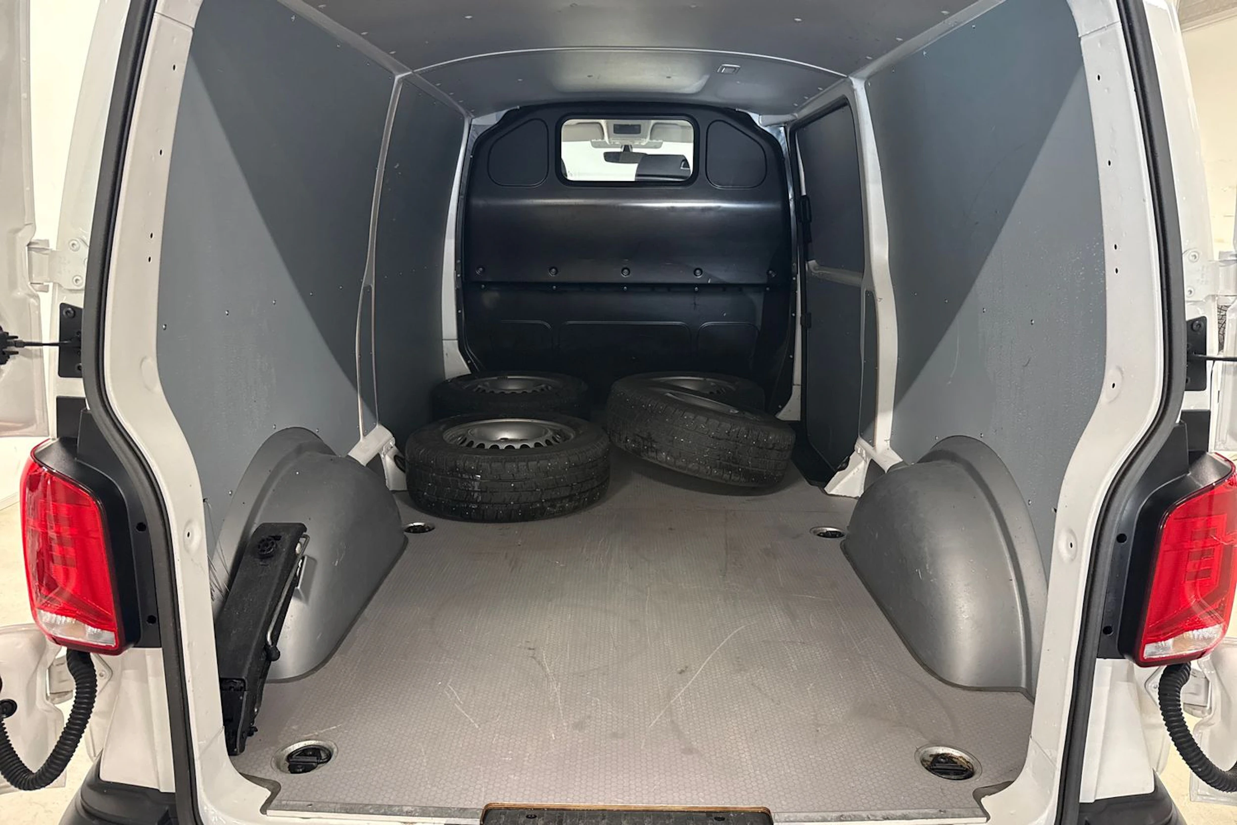 valkoinen Volkswagen Transporter 2024 kuva 15.