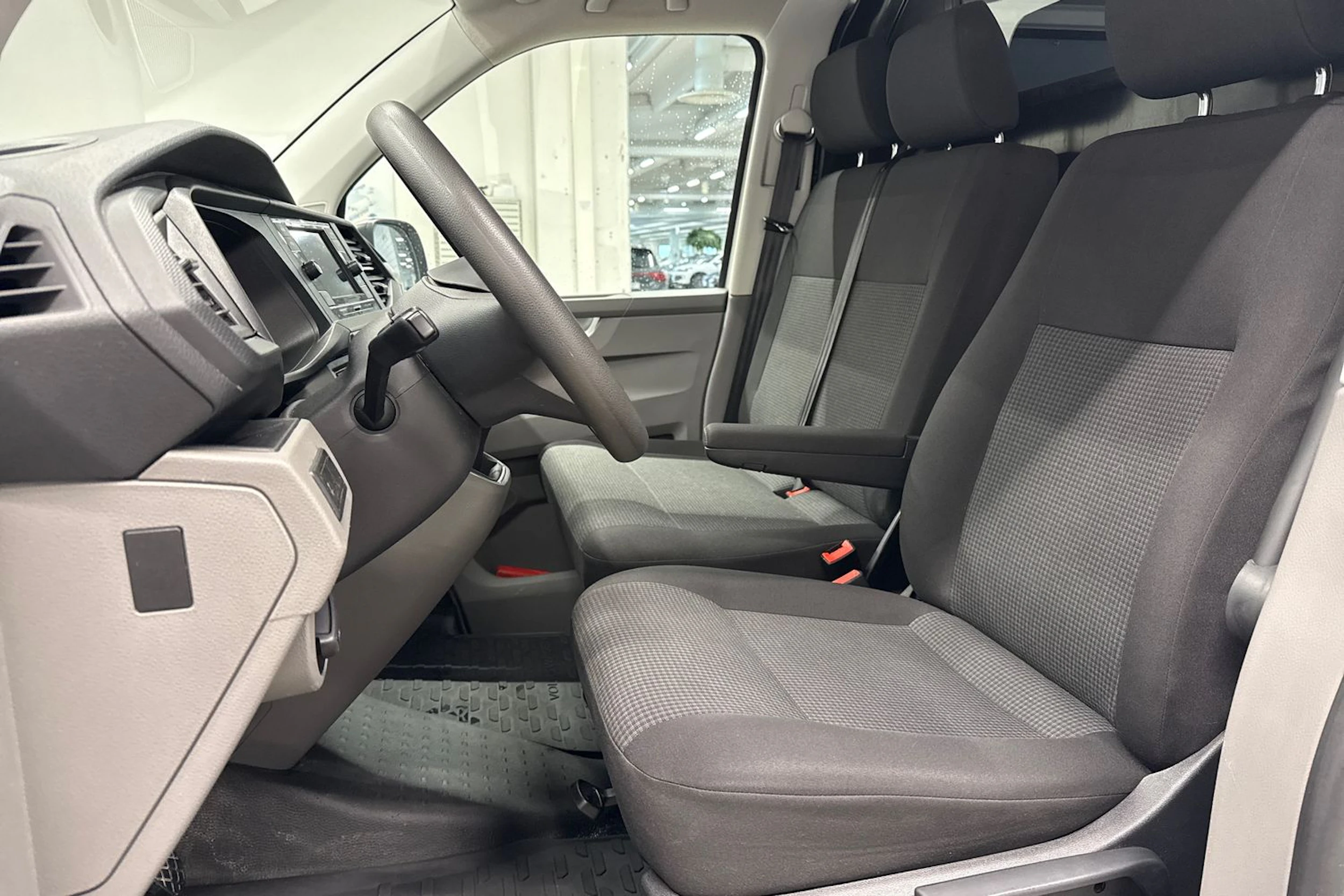 valkoinen Volkswagen Transporter 2024 kuva 16.
