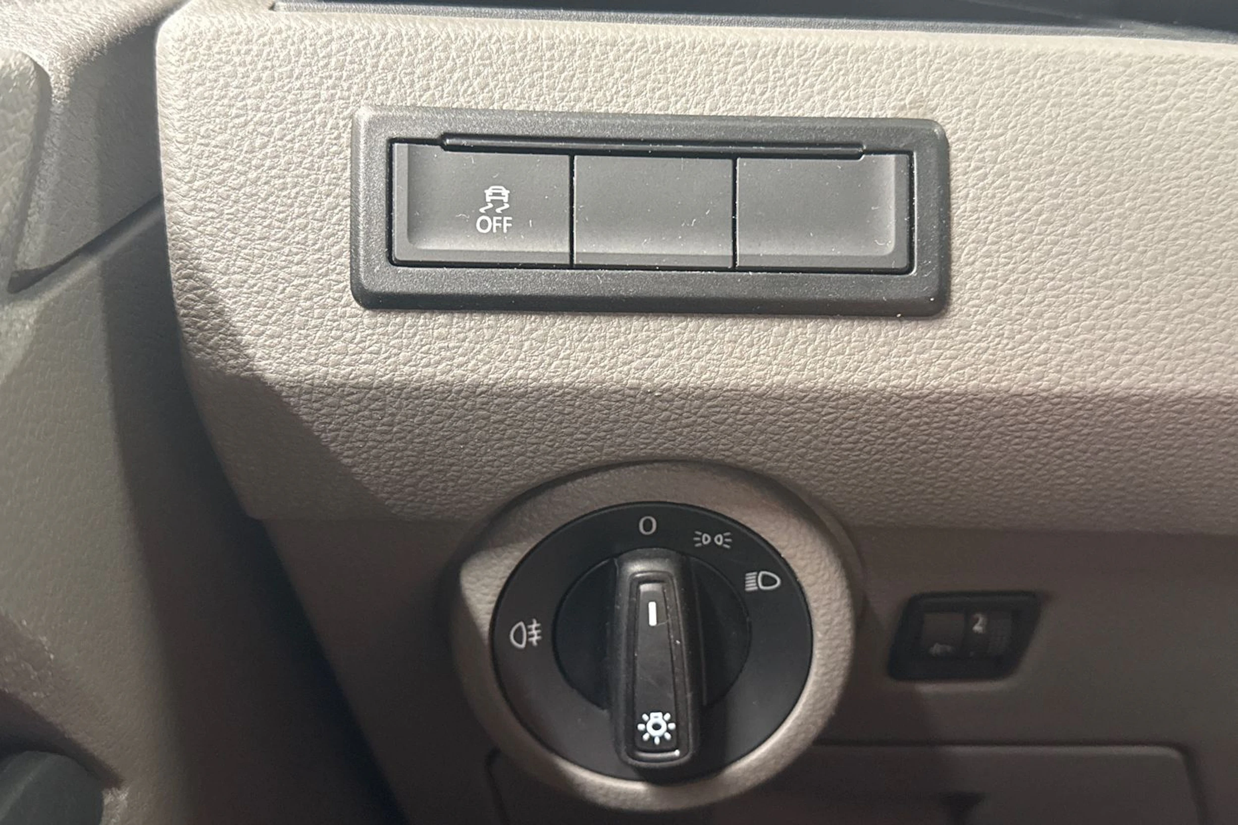 valkoinen Volkswagen Transporter 2024 kuva 18.