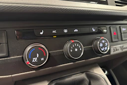 valkoinen Volkswagen Transporter 2024 kuva 20.