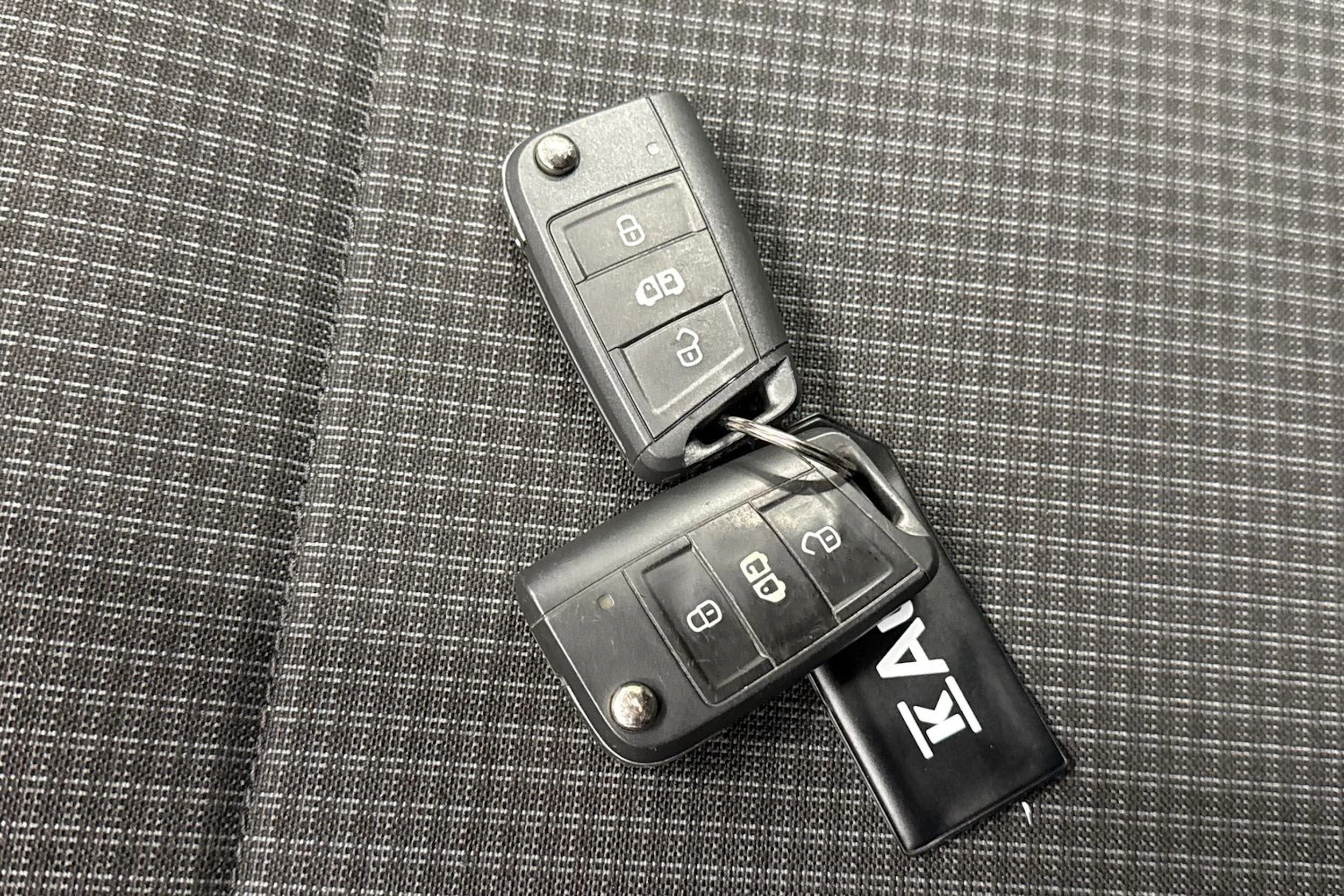 valkoinen Volkswagen Transporter 2024 kuva 24.