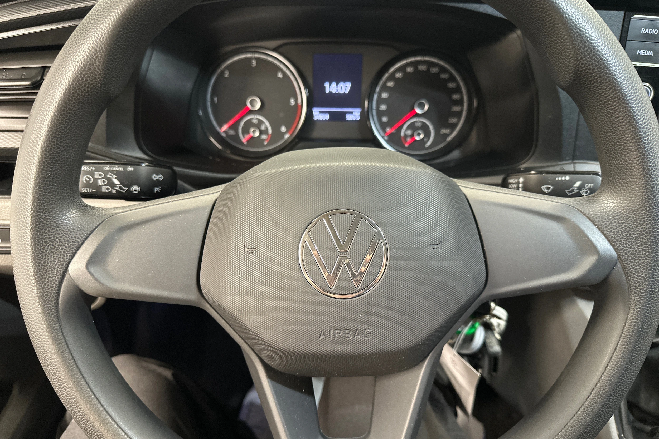 valkoinen Volkswagen Transporter 2024 kuva 11.