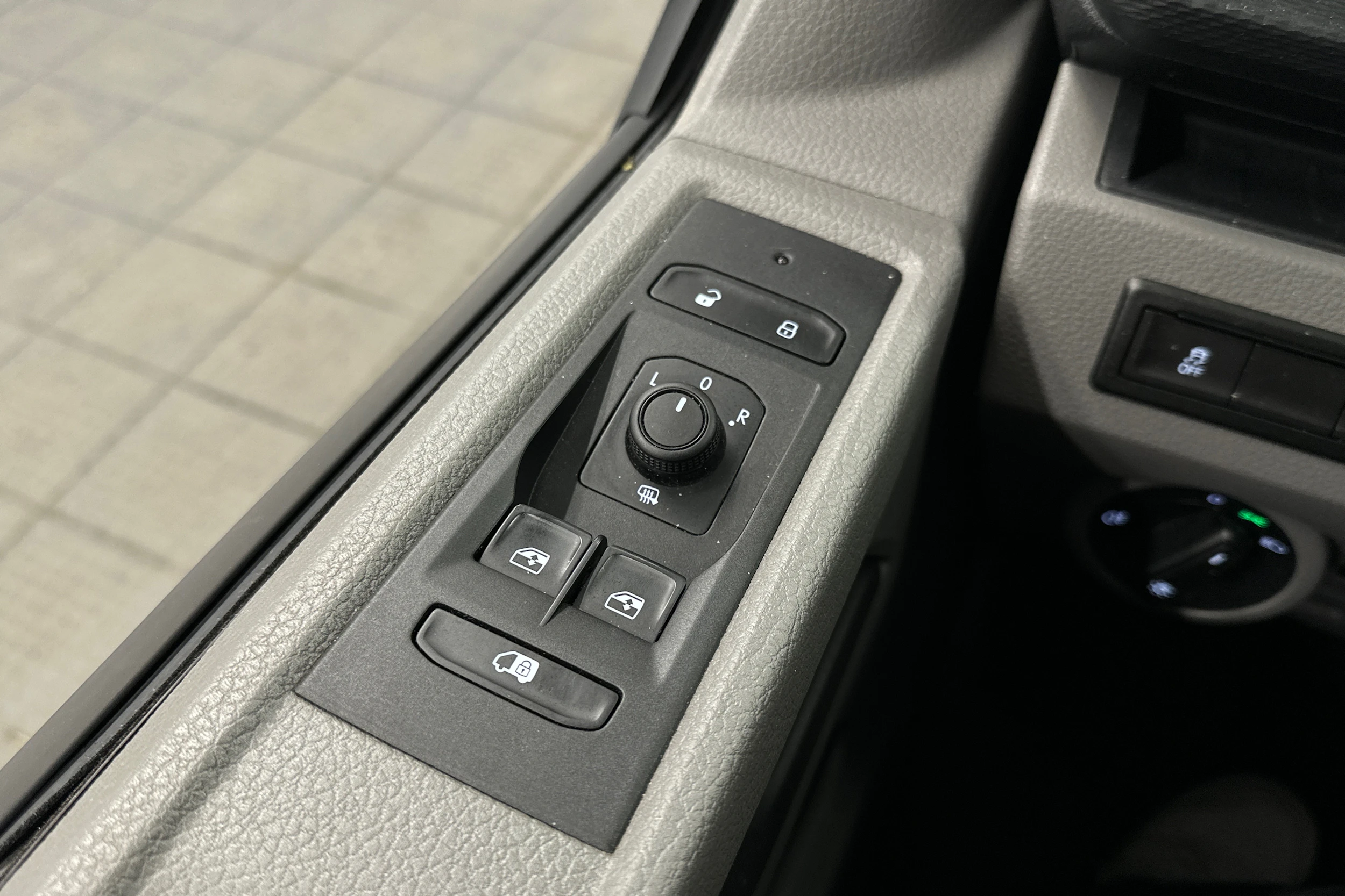 valkoinen Volkswagen Transporter 2024 kuva 13.
