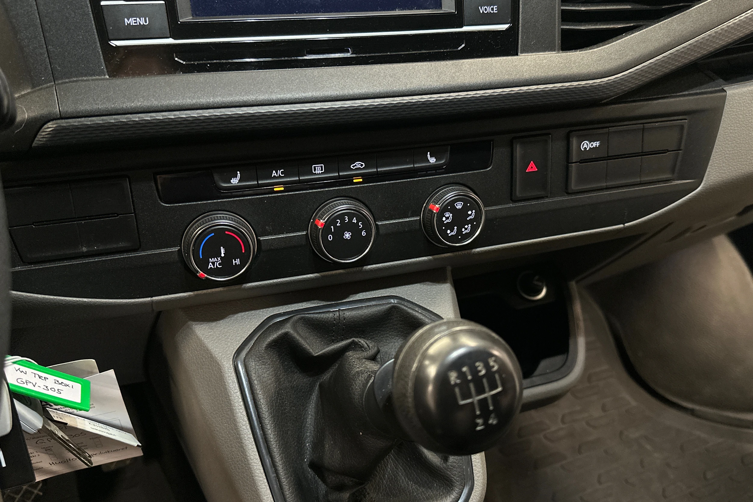 valkoinen Volkswagen Transporter 2024 kuva 23.