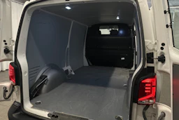valkoinen Volkswagen Transporter 2024 kuva 24.