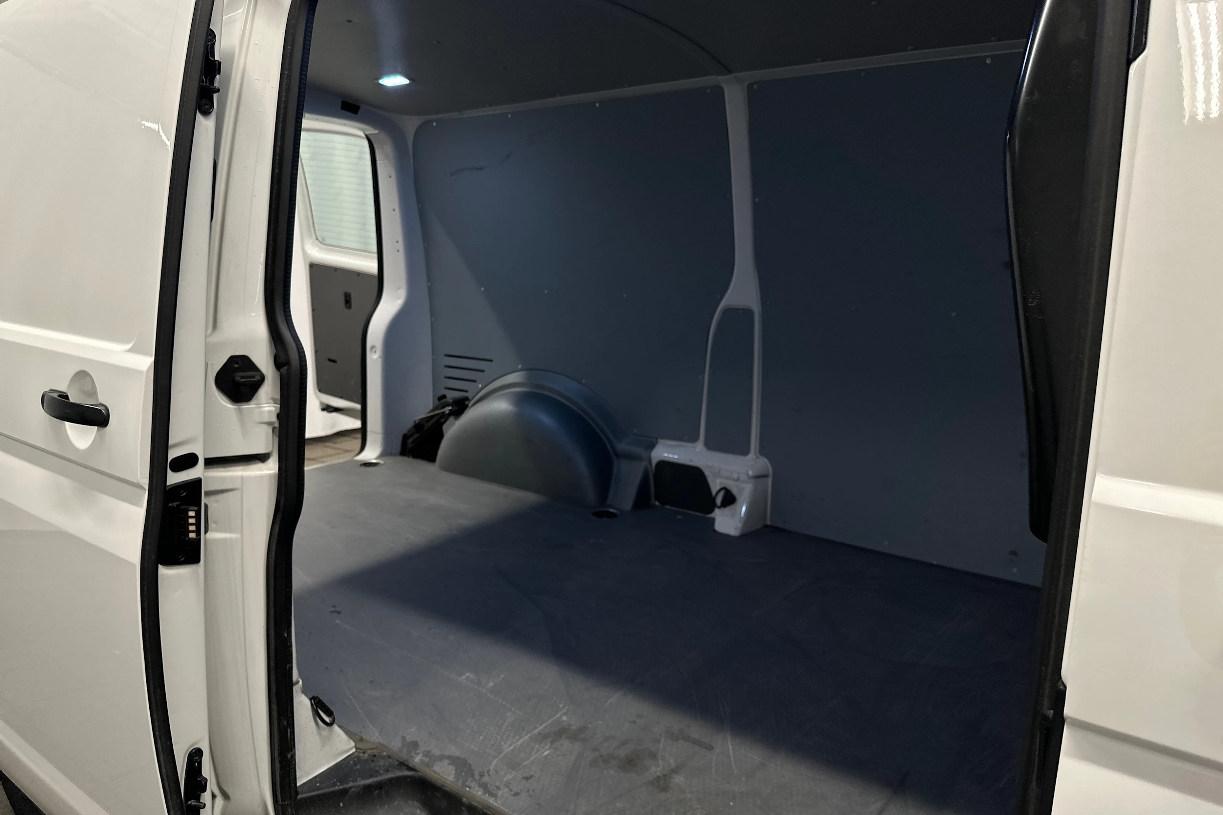 valkoinen Volkswagen Transporter 2024 kuva 25.