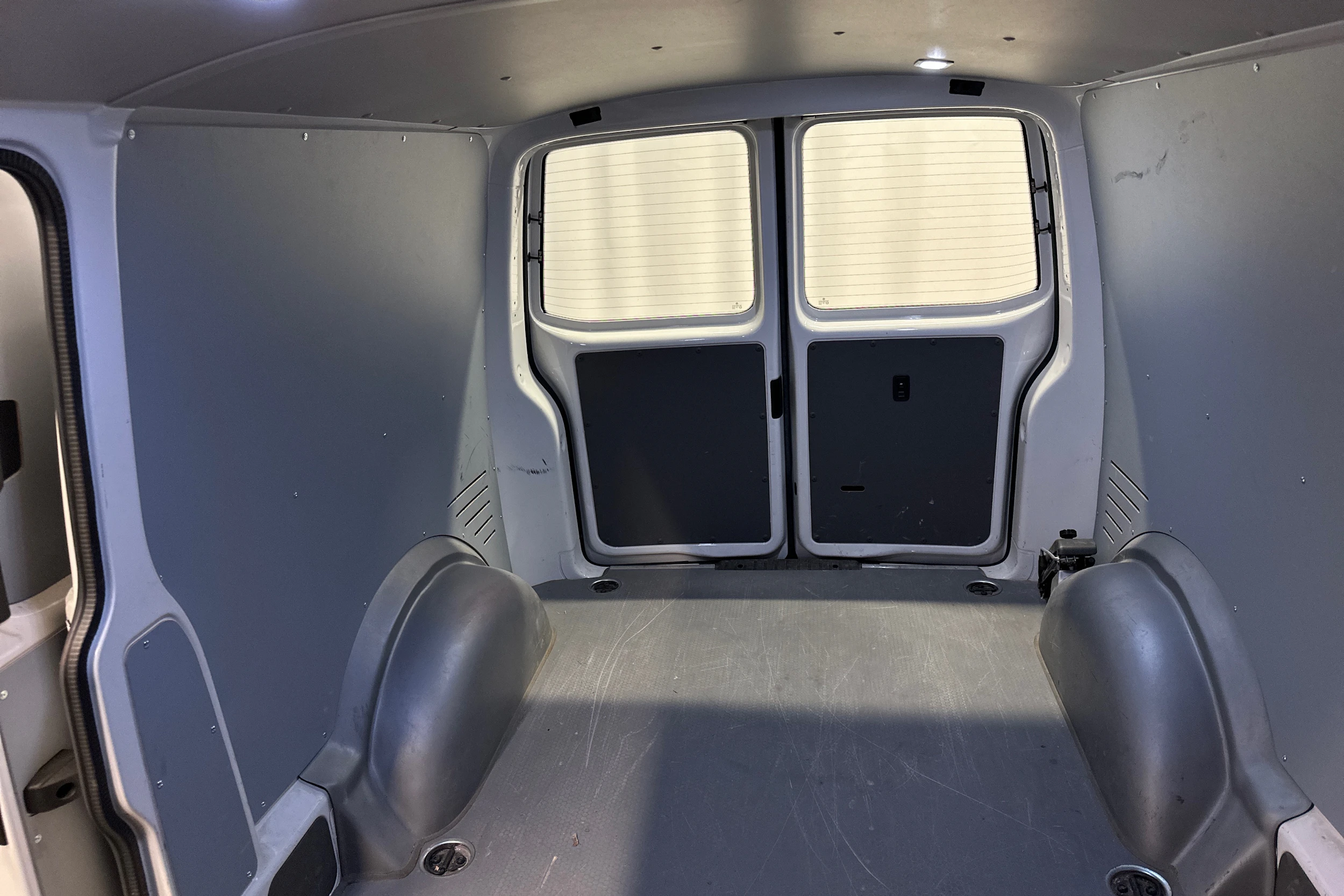 valkoinen Volkswagen Transporter 2024 kuva 26.
