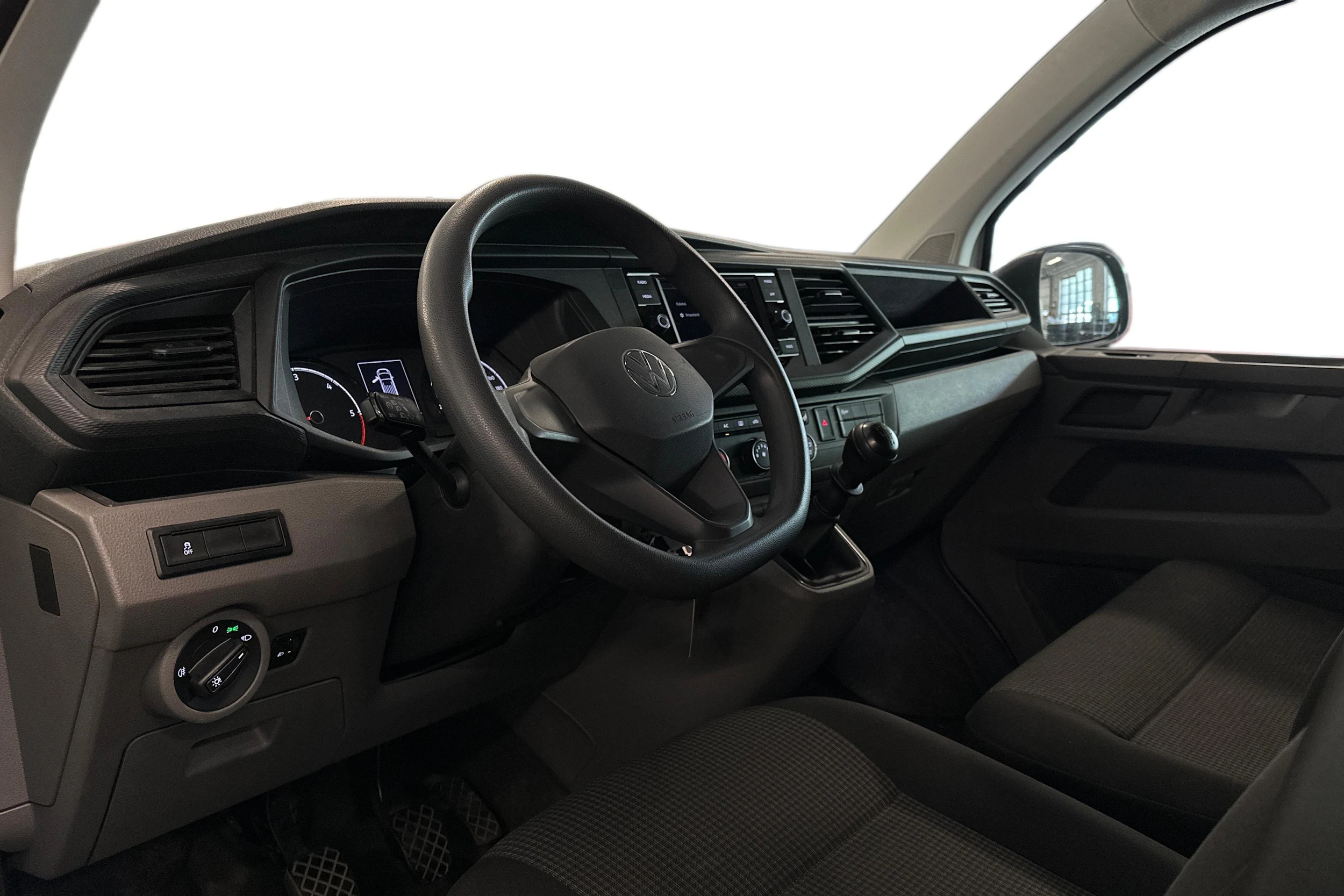 valkoinen Volkswagen Transporter 2024 kuva 3.