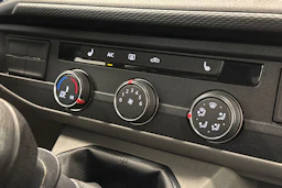 valkoinen Volkswagen Transporter 2024 kuva 21.