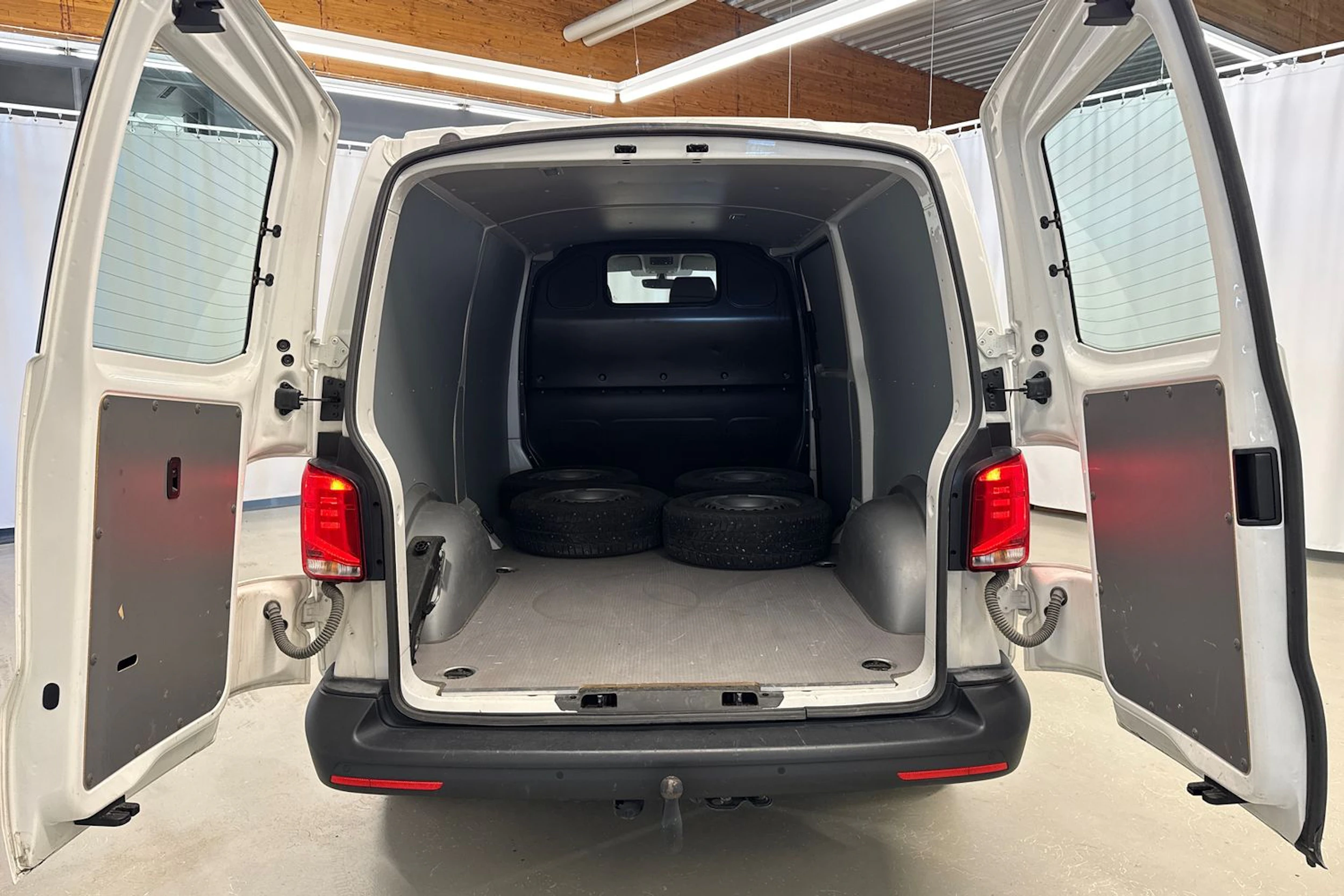 valkoinen Volkswagen Transporter 2024 kuva 27.