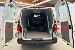 valkoinen Volkswagen Transporter 2024 kuva 27.