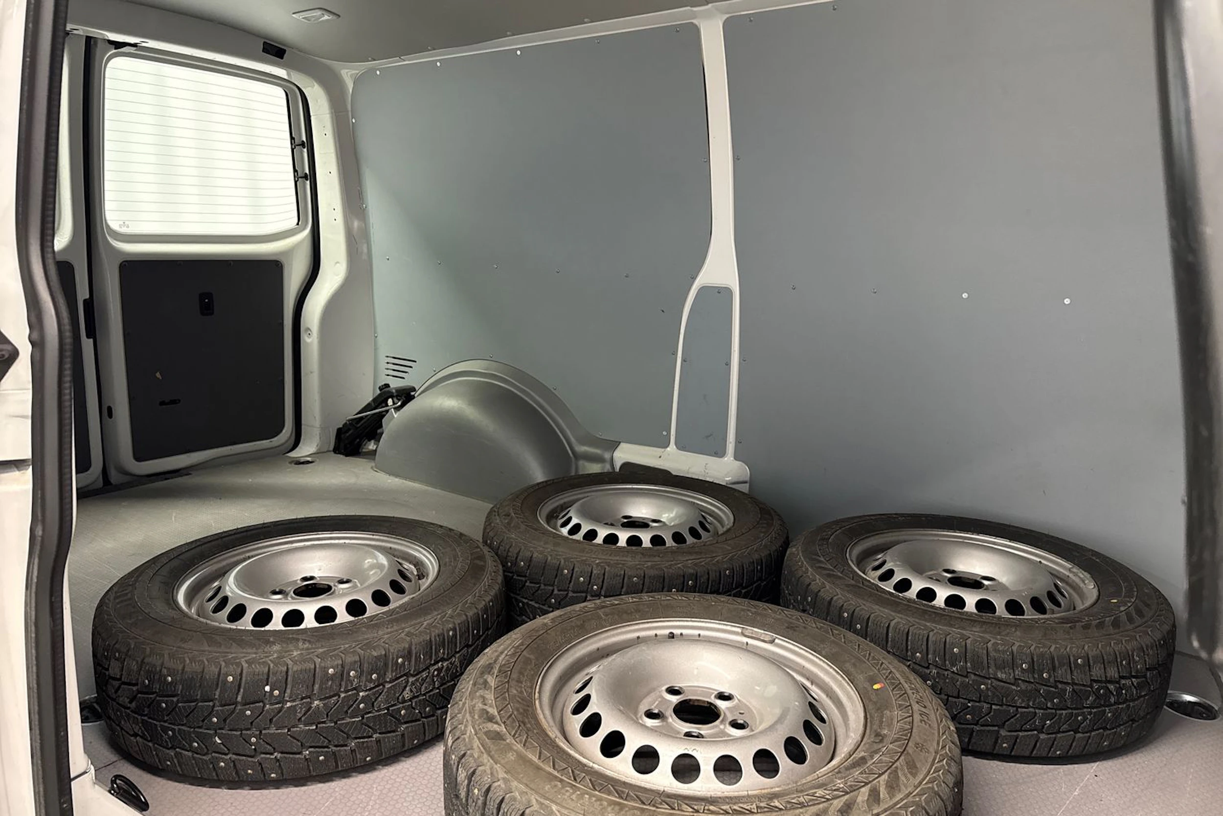 valkoinen Volkswagen Transporter 2024 kuva 29.