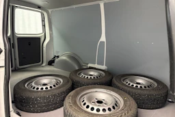 valkoinen Volkswagen Transporter 2024 kuva 29.