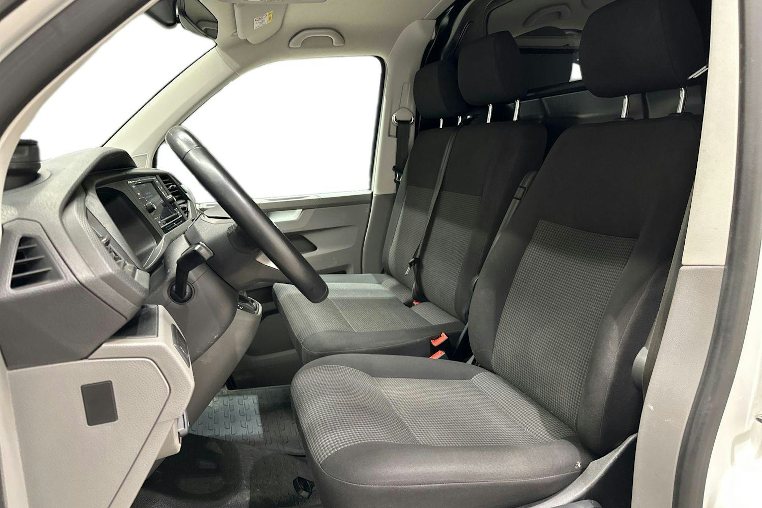 valkoinen Volkswagen Transporter 2024 kuva 11.