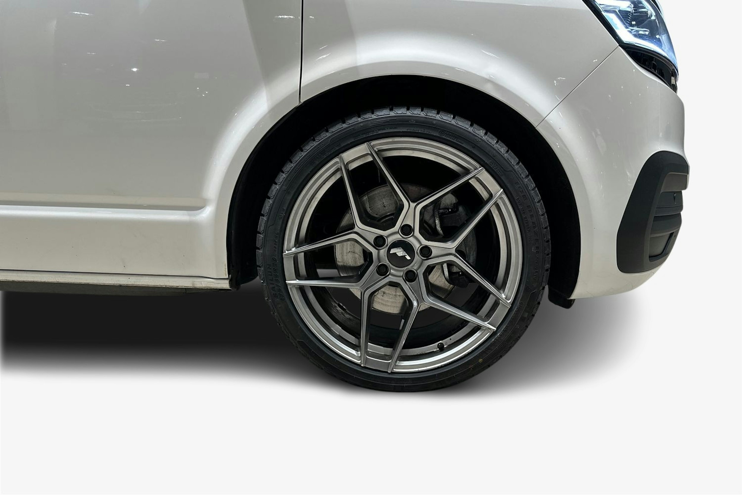 valkoinen Volkswagen Transporter 2024 kuva 12.