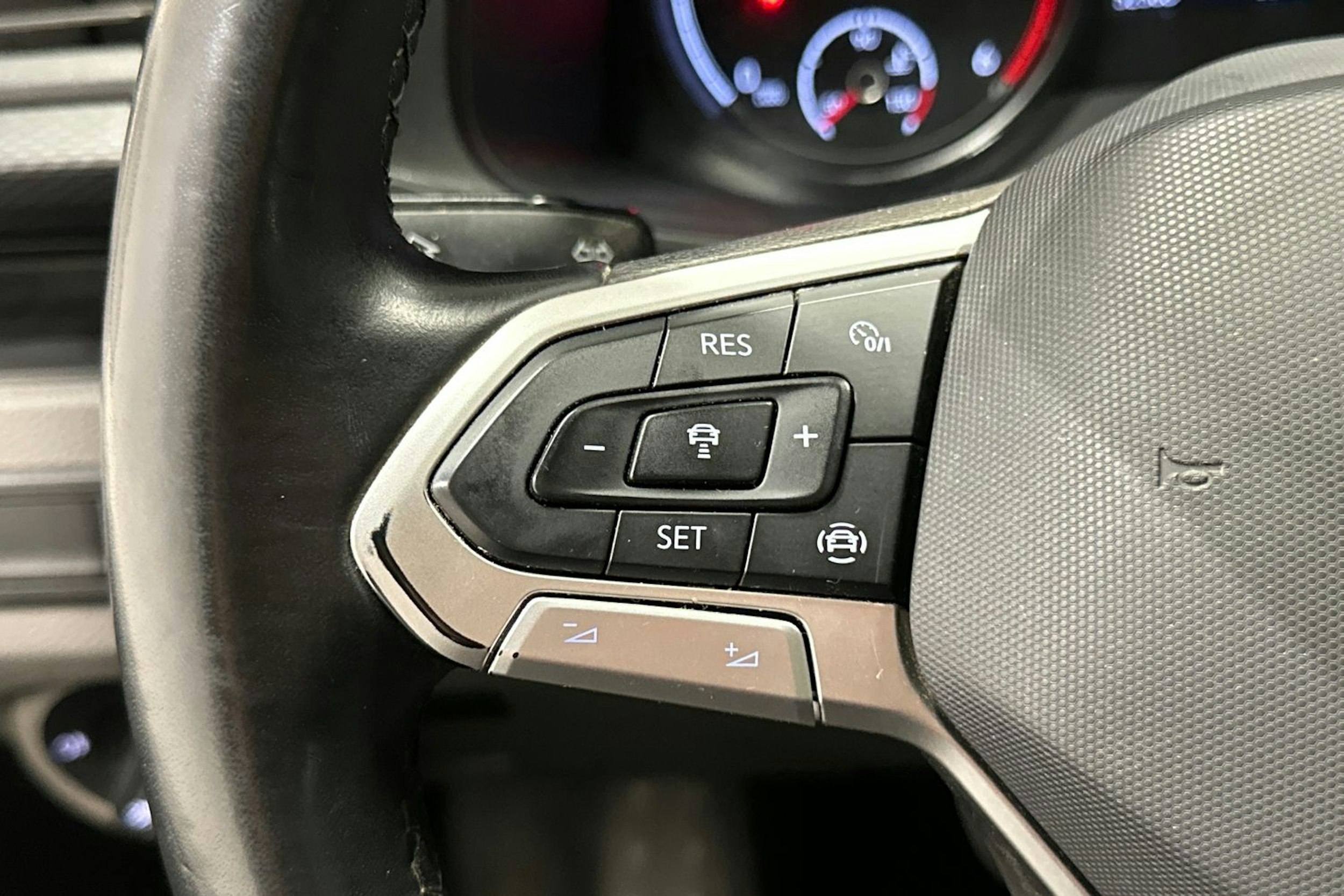 valkoinen Volkswagen Transporter 2024 kuva 16.