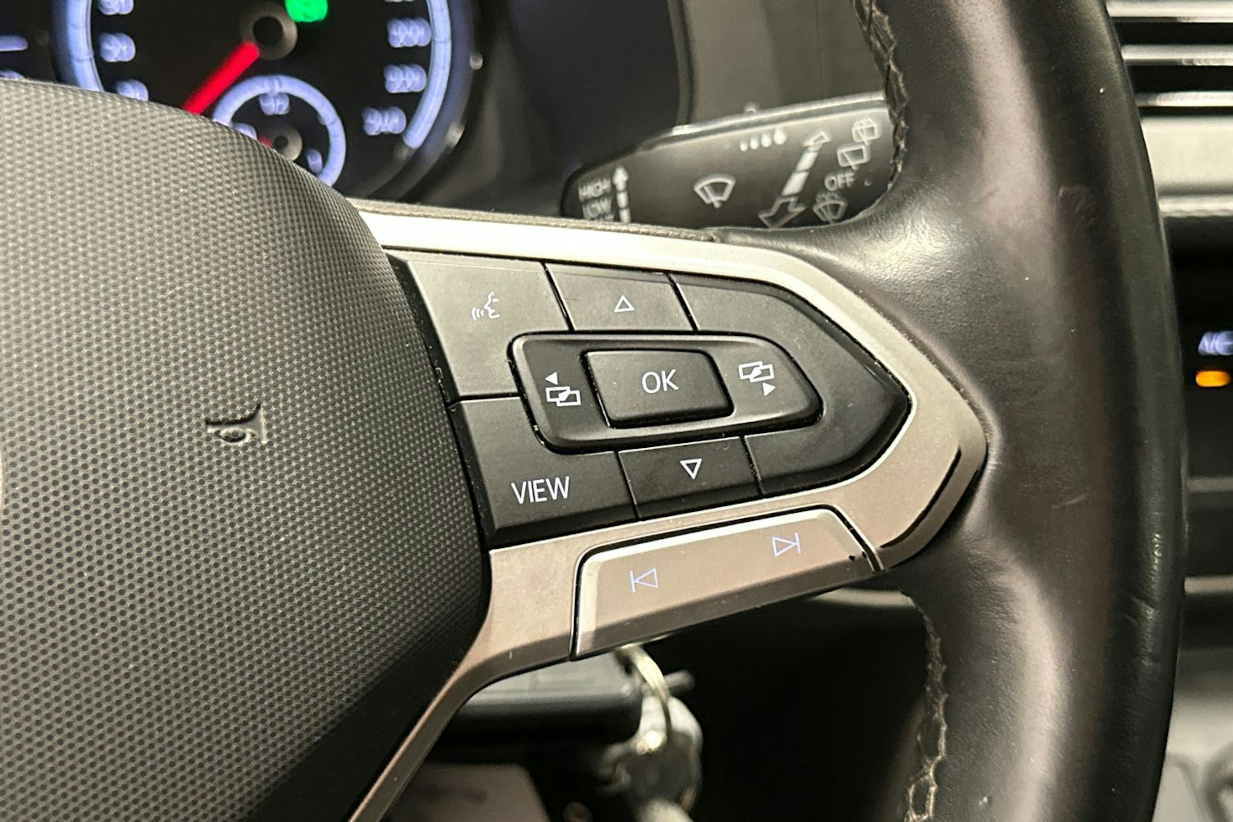 valkoinen Volkswagen Transporter 2024 kuva 17.