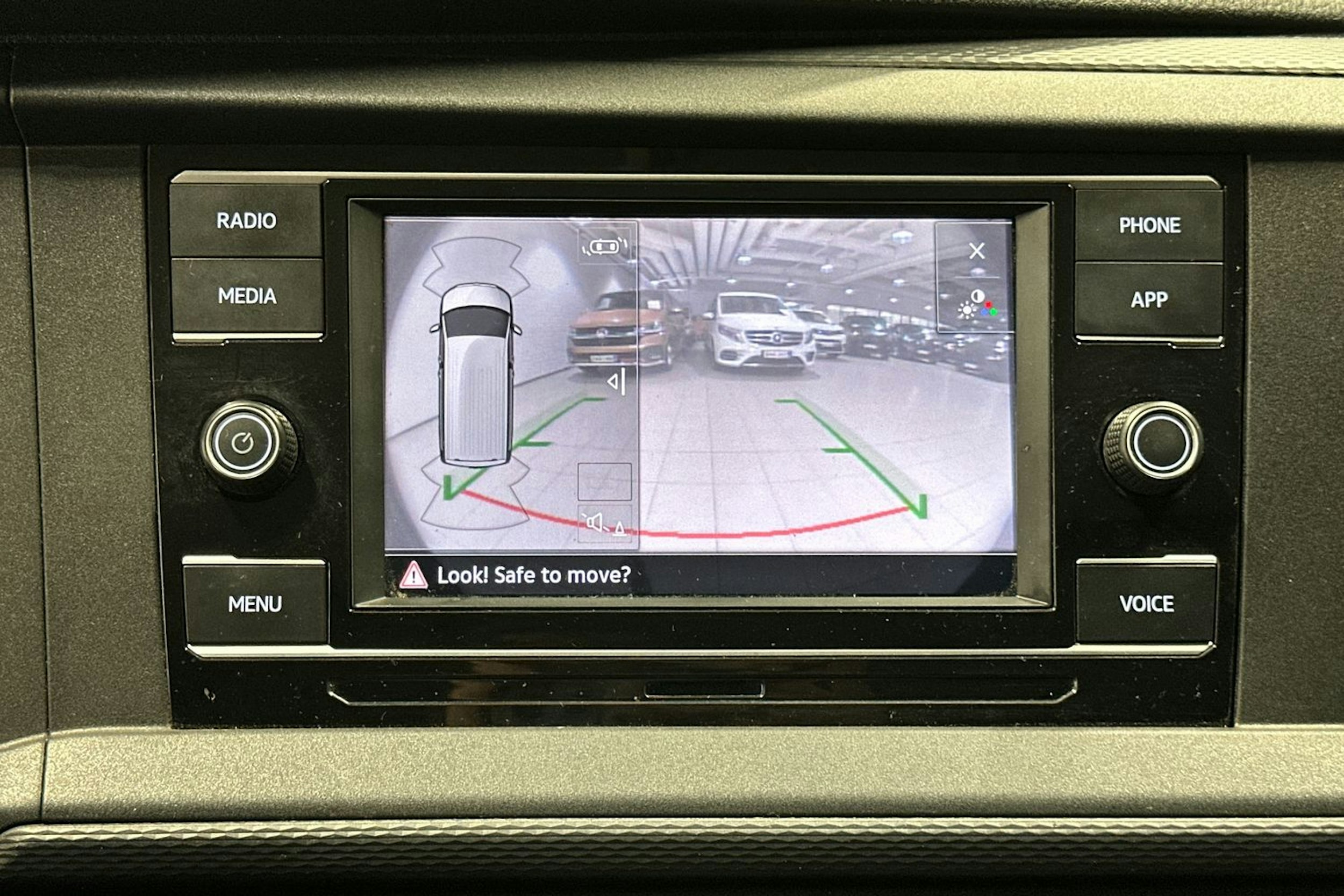 valkoinen Volkswagen Transporter 2024 kuva 20.