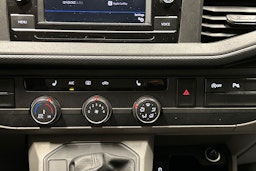 valkoinen Volkswagen Transporter 2024 kuva 22.