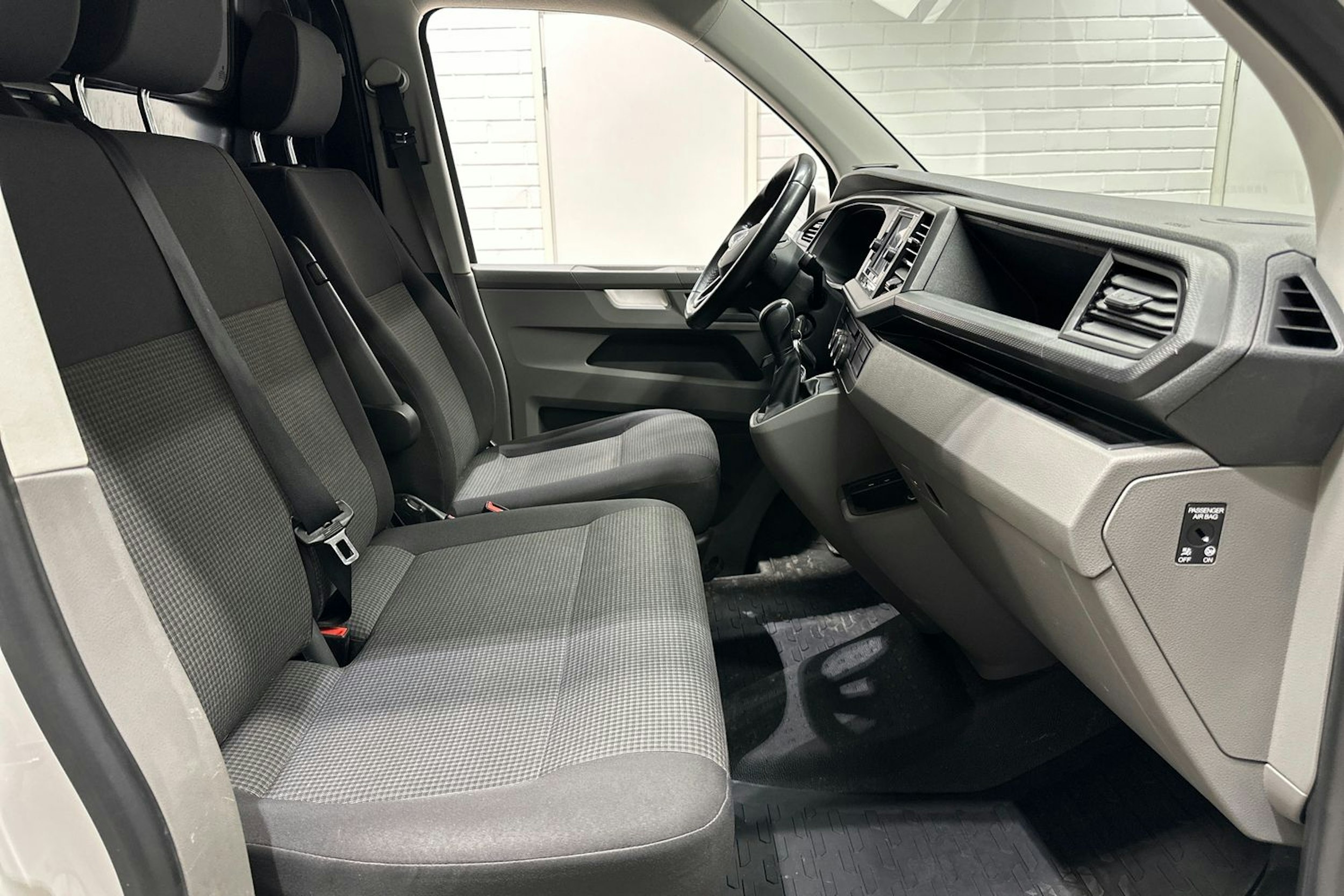 valkoinen Volkswagen Transporter 2024 kuva 24.