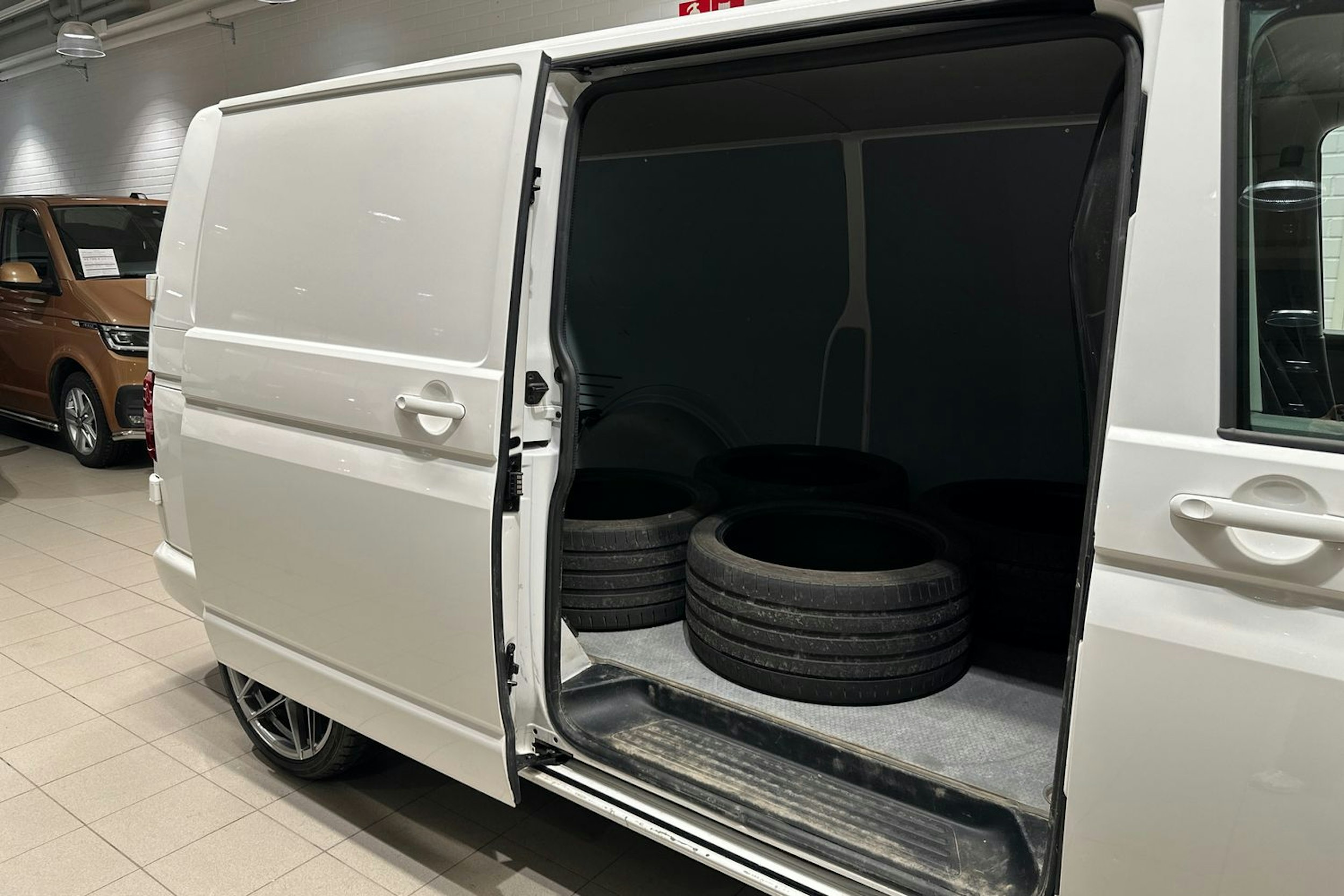 valkoinen Volkswagen Transporter 2024 kuva 25.