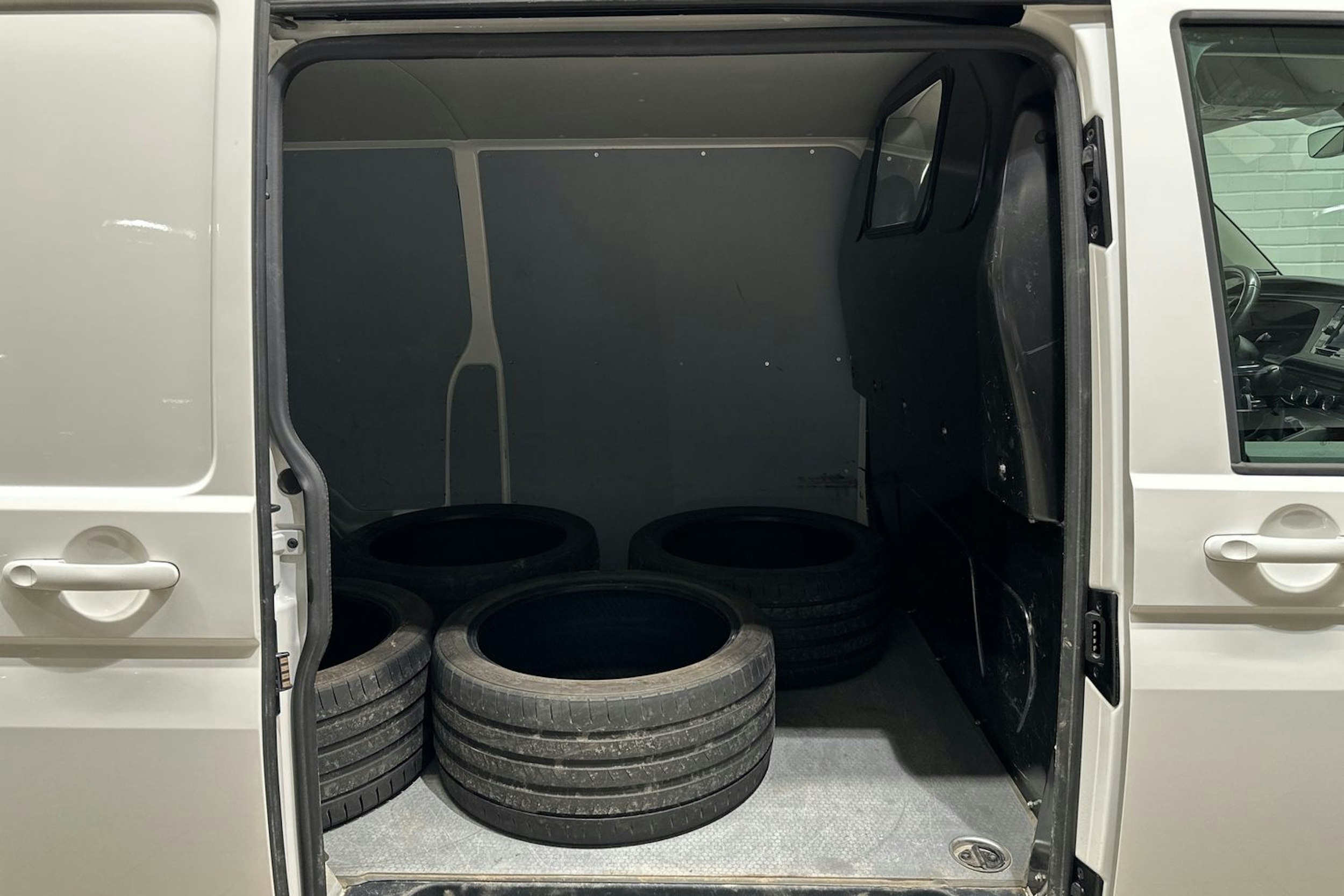valkoinen Volkswagen Transporter 2024 kuva 26.