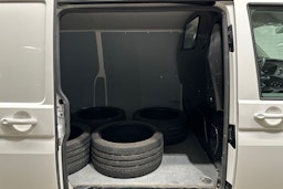 valkoinen Volkswagen Transporter 2024 kuva 26.