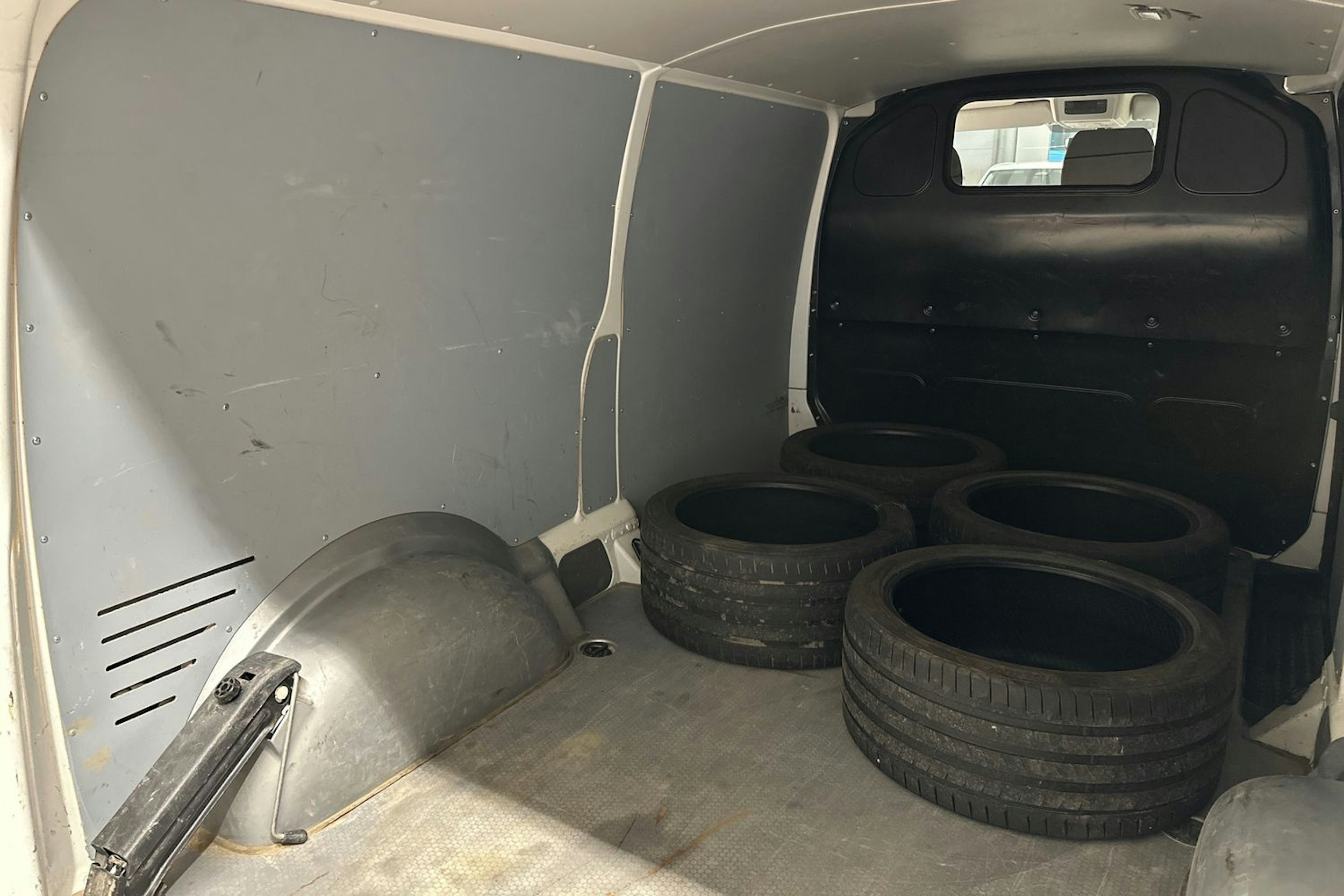 valkoinen Volkswagen Transporter 2024 kuva 29.