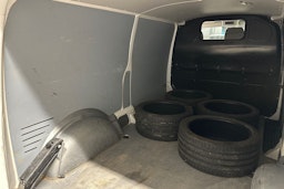 valkoinen Volkswagen Transporter 2024 kuva 29.