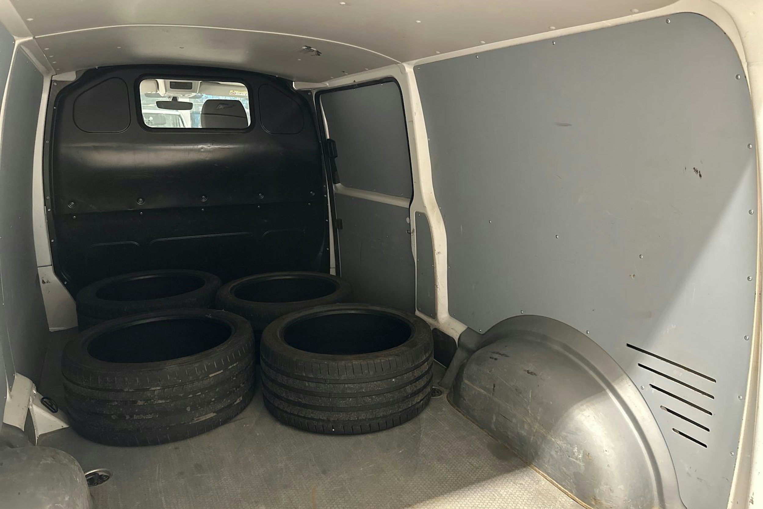 valkoinen Volkswagen Transporter 2024 kuva 30.