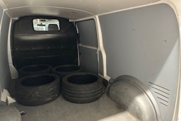 valkoinen Volkswagen Transporter 2024 kuva 30.