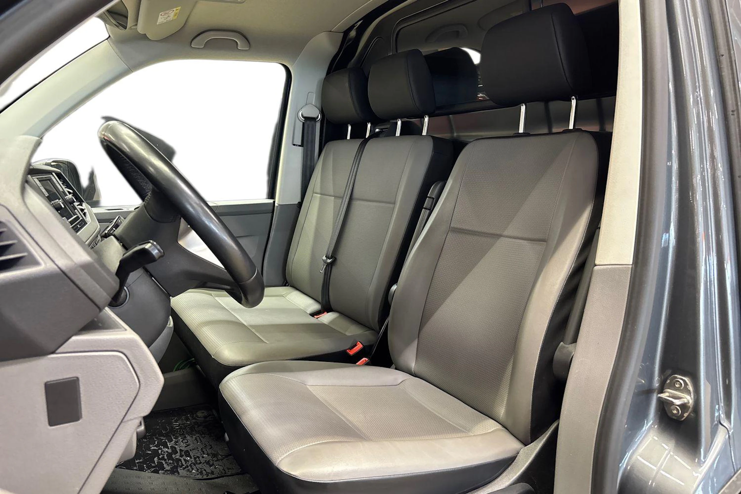 harmaa Volkswagen Transporter 2024 kuva 8.