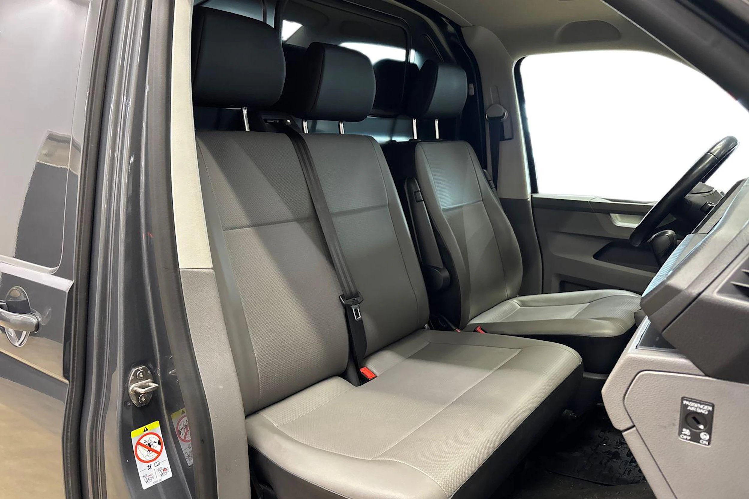 harmaa Volkswagen Transporter 2024 kuva 11.