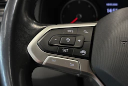 harmaa Volkswagen Transporter 2024 kuva 17.