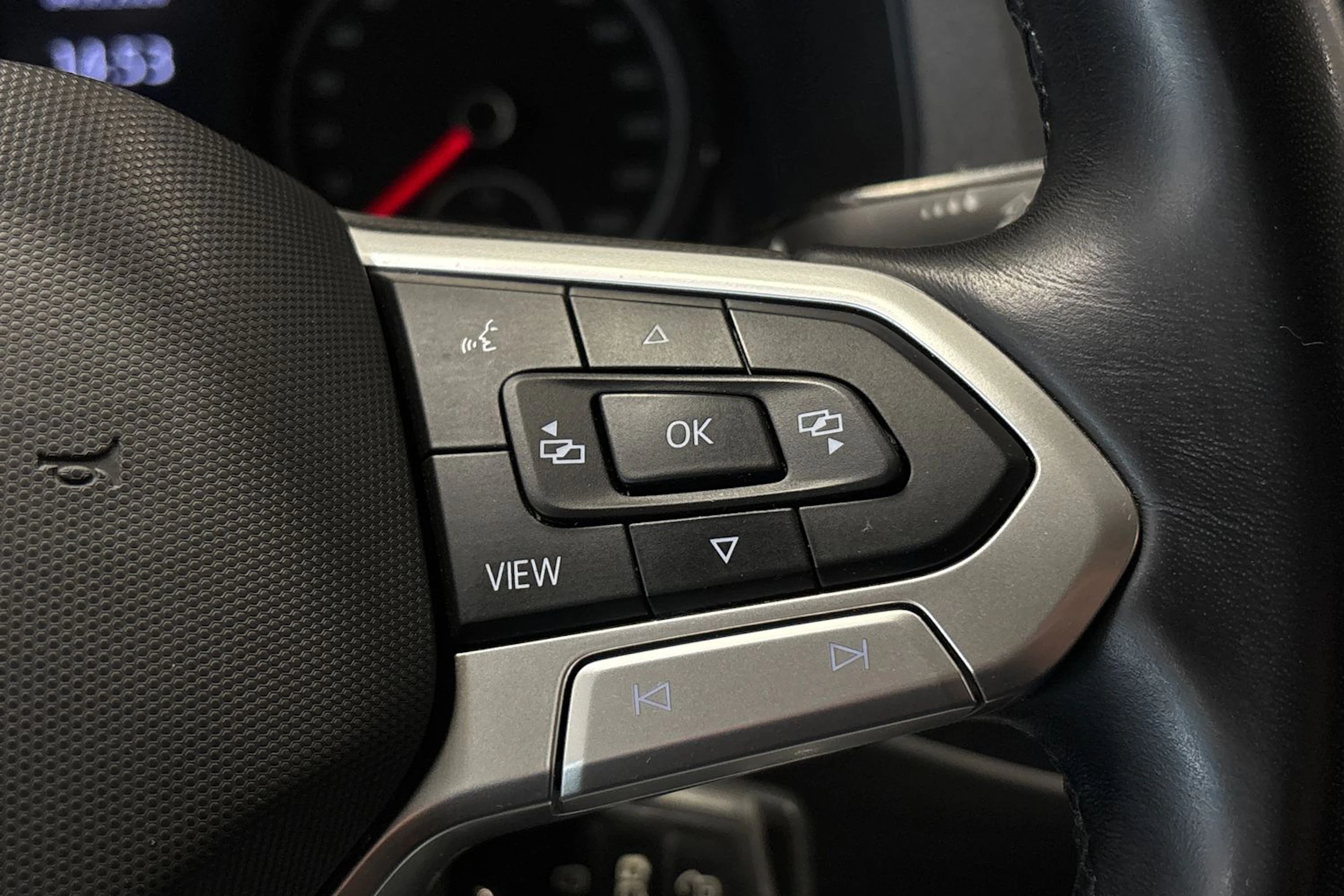 harmaa Volkswagen Transporter 2024 kuva 18.
