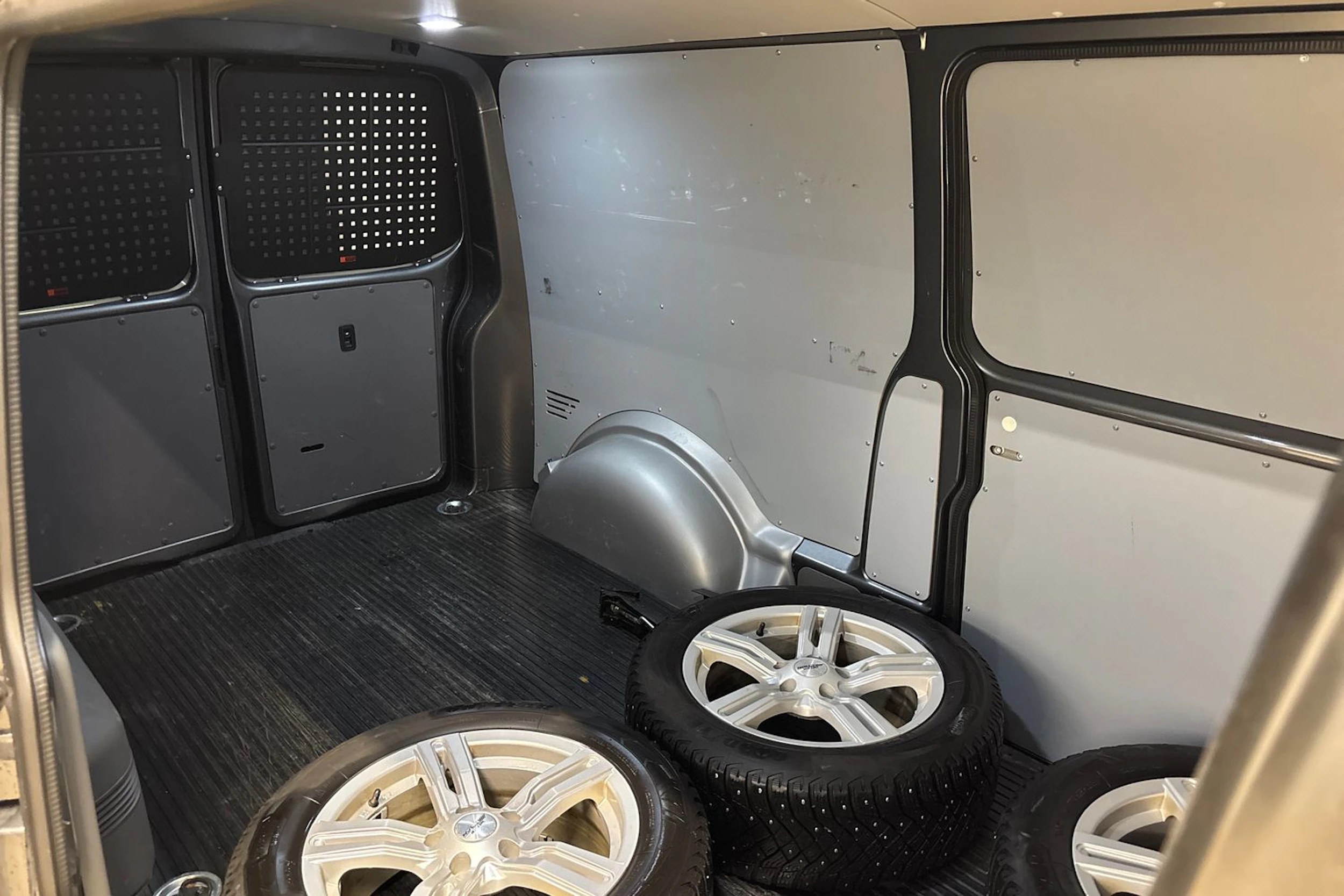 harmaa Volkswagen Transporter 2024 kuva 30.